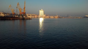 Солнца нет, а дорожка от него есть)