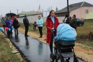 Еще одна хорошая новость :

Мичуринский район, Тамбовская область. Торжественное открытие тротуарной дорожки: с шариками, подносом и перерезанием красной ленты.