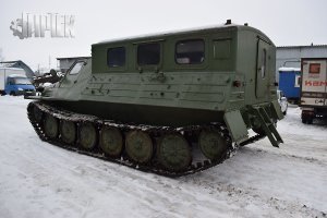 У нас были кухни на ГТ-Т.  На ходу можно было кашеварить, топили дизтопливом.  Выглядит это чудо примерно так.