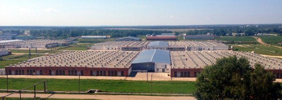 Вот ещё новость сегодняшнего дня

Группа «Дороничи» инвестирует 4 млрд рублей в птицефабрики Кировской области

25 октября, на заседании Законодательного Собрания Кировской области генеральный директор ООО «Агропромышленный холдинг  Дороничи“» Константин Гозман заявил, что в ближайшие планы компании входит открытие нового направления бизнеса   производства мяса птицы. Об этом сообщает городское информационное агентство Ikirov.ru.

Выпуск мяса бройлера начнется в Кирове, Куменском, Немском, Нолинском, Сунском и Кирово-Чепецком районах   на птицефабриках, недавно купленных АПХ «Дороничи». Компания намерена инвестировать в этот проект более 4 млрд рублей. 

Первые поставки курятины ожидаются в 2020 году. Деятельность АПХ «Дороничи», основу которого составляют одноименная агрофирма, агрокомбинат племзавод «Красногорский» и Кировский мясокомбинат, охватывает 70% регионального рынка сельскохозяйственной продукции. В спектр направлений группы Константина Гозмана и Альберта Занчурина входит растениеводство, свиноводство и мясопереработка, выпуск молока и молочной продукции, выращивание овощей в теплицах и открытом грунте и производство кормов. Теперь к ним добавится птицеводство и переработка мяса бройлера. 

В 2014 году «Дороничи» запустили комплекс по выпуску готовых блюд Food Zavod, а 2017 году совместно с партнерами из фонда Salt&Pepper Capital (S&P Capital) создали торговую сеть «Все готово».