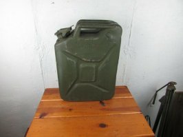 Американская армейская канистра образца 1967 года. Немецкий вариант канистры с минимумом изменений был принят на вооружение многих стран, не только в СССР их было засилье.