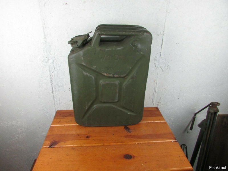 Американская армейская канистра образца 1967 года. Немецкий вариант канистры с минимумом изменений был принят на вооружение многих стран, не только в СССР их было засилье.