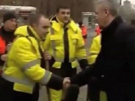 Обычное дело, Собянин жмёт руку дворнику. Но теперь он уже глава управы Марфино - Кулиев