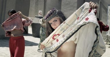 Соперницы прикрыли футболистку, у которой во время игры слетел хиджаб