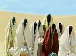 Соперницы прикрыли футболистку, у которой во время игры слетел хиджаб