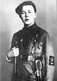 Только не в 14, а в 16 лет. Аркадий Голиков... он же Гайдар