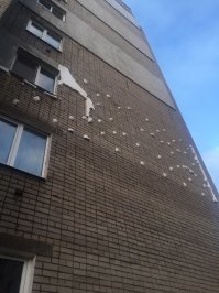 Таких мастеров накол!
Клей спиз..ли, лепили только на зонтики. Уроды.
Вряд-ли хозяин сам на веревках висел и обклеивал.