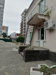 Обычный запасной (пожарный) выход, строился по плану.