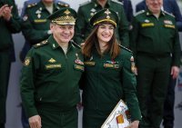 тут ей уже майорские погоны дали, а про нарушение формы одежды не сказали.