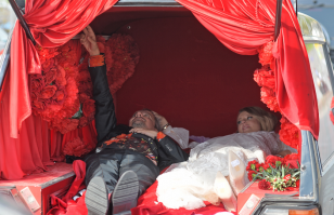 Кому поклоняются представители шоу-бизнеса