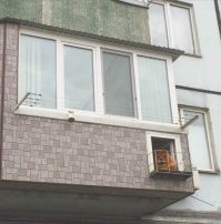 Там еще и "видеокамера" висит из консервной банки.
