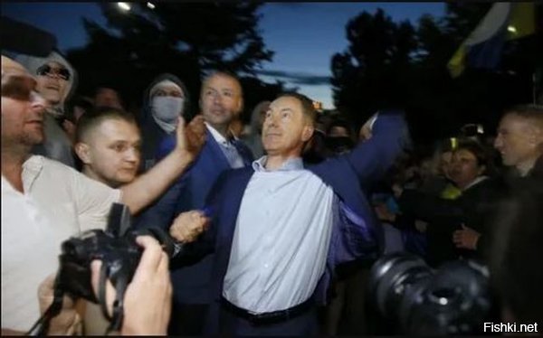 Пан Рудьковский и неотвратимость возмездия
Александр Роджерс
=============================
Моя совесть чиста – я ещё когда весь этот бедлам с майданом и гражданской войной начинался, предупреждал, что никто не уйдёт от неотвратимого наказания.
Следственный комитет Российской Федерации провёл следственные мероприятия и завершил досудебную подготовку дела против задержанного в аэропорту Внуково бывшего депутата Верховной Рады Украины Николая Рудьковского и передаёт собранные материалы в суд.
Рудьковский обвиняется в участии в нападении на российское посольство в Киеве и актах вандализма, повлекших серьёзные материальные убытки.

Рудьковский кидает камень в российское посольство.

Он, надо признать, феноменально тупой. Это же надо додуматься, самому прилететь в страну, где он объявлен в розыск! На что он рассчитывал? Что это всё понарошку? Но суровая реальность ударила его рукояткой граблей по лбу.
Ну что на это сказать? «Тибе посодють, а ты не скачи».
Такие новости, если проследить (а я отслеживаю), появляются достаточно регулярно. Вытиранов АТО, участников нацистских батальонов и прочих украинских буржуазных националистов достаточно регулярно ловят и садят. Причём в разных странах.
...
---------------------------------------------
полностью -