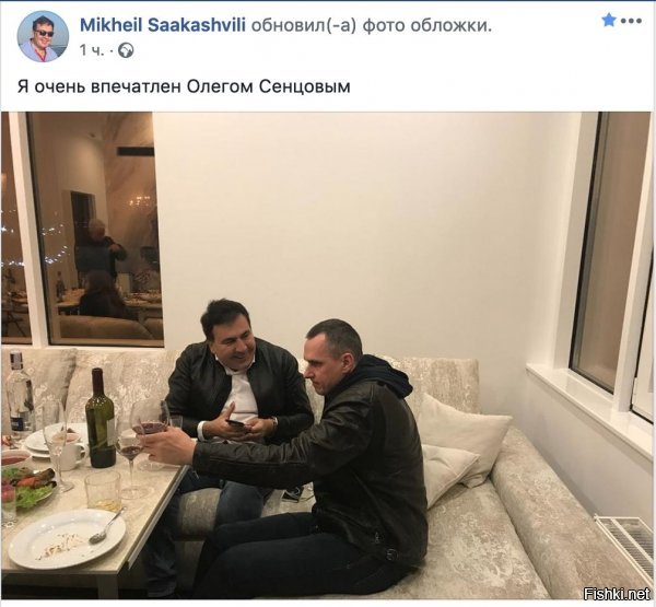 Похоже, уже закусил, без галстука сидит.
