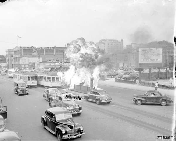 Детройт: негритянский бунт 1943 года
В 2013 году американский город Детройт прославился как первый город в США, официально признанный банкротом.
Это настоящая столица "ржавого пояса" Америки - городов-призраков с брошенными заводами.
А вот 70 лет назад Детройт называли самым прогрессивным городом - именно здесь вспыхнула первая "черная" революция, когда афроамериканцы восстали против белых.
По законам военного времени революция, которую мир предпочел не заметить, была раздавлена танками.



Все началось с того, что во время Второй Мировой войны один из ключевых центров мировой автомобильной промышленности, город Детройт, перешёл на выпуск военной продукции. Промышленные предприятия выпускали военные изделия столь успешно, что умудрились выпустить 1/3 всей военной продукции США, а за городом закрепилось неофициальное название «арсенал демократии».
Однако не всё было хорошо и безоблачно. Мобилизация рабочих с заводов на службу и одновременно с этим рост производства привели к проблеме нехватки рабочих рук. Проблема решалась за счёт привлечения свободных рук из Южных штатов, в том – темнокожих. Проблема с нехваткой рабочих рук на производстве была решена, однако вылезла другая проблема – демографическая, город был не подготовлен к приёму такого большого количества «специфических» рабочих рук.

«Специфической» рабочей силой темнокожие рабочие стали потому, что Детройт ещё с 1920-х годов стал одним из главных оплотов Ку-клукс-клана, а если присовокупить к этому действие закона о сегрегации, и жилищные условия, в которые попали темнокожие (200 000 человек жило на территории в 60 кварталов, в т.н. «Райском уголке») привели к росту социальной напряжённости, которые могли привести привести к взрыву.



Так за 1942 год произошел ряд крупных столкновений между белокожими и темнокожими, однако эти волнения удалось подавить местным властям без привлечения сил из федерального центра. Но в 1943 году произошли настолько массовые столкновения, что для их усмирения американскому правительству пришлось привлекать войска, предназначенные для отправки на Европейский театр военных действий. Бунт начался с банальной драки между белыми и чёрными подростками в парке развлечений Белл Айсл душным летним вечером 20 июня 1943 года. В таких драках за белых подростков заступались матросы с находившейся в городе. Так произошло и в этот день, однако история имела продолжение в виде ещё одной драки на сей раз между матросами и чернокожими жителями, на мосту у парка. Вскоре к матросам начали присоединятся местные белокожие жители, которых собралось у моста около 5 000.



К этому моменту в городе распространились слухи: в местах проживания темнокожих ходили слухи о том, что белые матросы скинули с моста чернокожую женщину с ребёнком, а в белой части города - чернокожий мужчина изнасиловал и убил белую женщину прямо на мосту. Подогретые этими слухами беспорядки набрали такую силу, что уже к полуночи 20 июня полиция перестала контролировать обстановку в городе.



Чернокожие жители крушили магазины, принадлежавшие белым, а также атаковать всех людей с белым цветом кожи, попадающимся им на глаза. Белые начали ломать и сжигать магазины, дома и автомобили, принадлежащие чернокожим. Толпа белых прошла по Райской Долине, сметая на своем пути машины, дома и магазины.



Беспорядки продолжались всю ночь, лишь к утру мэр Детройта Эдвард Дж. Джеффрис попросил помощи у федеральных властей.

Федеральные власти ввели в город 6 000 солдат которым удалось утихомирить город к полуночи 21 июня. В результате беспорядков в городе было убито 25 чернокожих (из них 17 – полицией) и 9 белых жителей, материальный ущерб составил порядка 2 000 000 долларов.