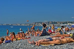 Писдешь! На английской набережной вечером русских через одного,но пока разговор не услышишь не определишь.Предупреждают  в гостинице- вечером в старом городе молчите,лучше не ходите-грабят чеченцы. Перед дорогими яхтами дежурят "матрешки",но бригады интернациональные,хотя наших много.Пожилые французы нервные грубияны,во Франции много где был ,но конфликты были только в Ницце.Стоянки не найти,паркинги  очень дорогие и не всегда есть места (центр). Пляж ничего особенного, народу как в Сочи,вода почище.