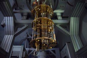 Автор очнулся? Так-то их уже давно создано несколько  в разных странах мира, в том числе в России. Про них года 3-4 назад передача была на канале "Наука". Только у всех этих компьютеров две общие беды: РАБОЧАЯ температура и в связи с этим, размеры. Заслуга строителей Гугл тут больше в том, что они смогли сформулировать для квантового компьютера задачу, которую тот решил, т.е. сделали небольшой шаг в практическую сторону использования этих прототипов. Молодцы, но никак не первооткрыватели. 
Кстати наши из Бауманки единственные сделали квантовый вычислитель на суперпроводниках и он самый небольшой по габаритам из аналогов. Для сравнения.