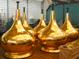 Только не "нитрит бора", а "нитриД бора", но это кристаллы идущие на абразив и золотить купола им точно не получится. 
Для покрытия "под золото" применяют вакуумное напыление нитрида титана  (о чем Вам Альберт и написал).
В стоматологической практике появился в конце 80х и им покрывали стальные коронки. 
Ну, а сейчас нашли новое применение - купола золотить.