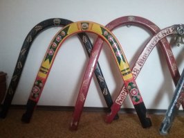 "Столярное изделие" называлось "дуга". Молодое дерево пригибали к земле сперва в одну сторону, потом, когда оно отрастало, верхушку пригибали в другую. Через несколько лет, когда ствол достигал нужной толщины, дерево срубали. Распространённый был промысел на северо-западе Белоруссии. После Войны и дуги стали меньше нужны, и распространилась технология гнутья с пропаркой, кривые леса забросили.
Рассказывали, что так же заготавливали шпангоуты для шлюпок и баркасов, но тут сведения из третьих рук.