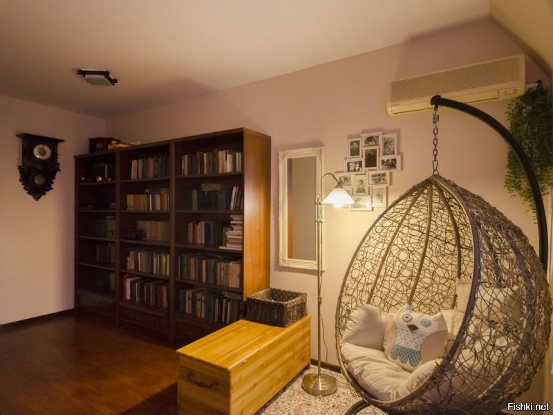 Спасибо! Пусть не растёт - у нас больших и жирных без неё хватает :) Так приятно на руках миниатюрную котю держать. Главное, чтобы не болела.
Да, уголок был классный (немножко похвастаюсь) - это у нас была такая библиотека, сейчас переехали на новое место жительство, привезли с собой книги.  Снова будем думать, как их обустроить.