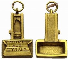 А еще, гильотину называли "национальной бритвой". На самом деле, гильотина появилась намного раньше, чем описывает автор статьи. Еще в 1790 году. Во время лионского восстания, его предводитель Шалье был пленён и приговорён к смерти. На нём решили испытать, недавно доставленную из Парижа, новую гильотину. Её нож, по своей неосведомленности, добровольные палачи забыли заточить, и он трижды опускался на шею жертвы, превратив казнь в пытку. Для наведения революционного порядка, из Парижа в Лион были присланы новые комиссары: Жан-Мари Колло д'Арбуа, Жорж-Огюст Кутон и Жозеф Фуше. Поскольку гильотина уже не справлялась с потоком приговоренных, Фуше придумал расстреливать их из пушек. За что его прозвали "Лионский мясник". Одним из «слуг народа», в самом Париже, был общественный обвинитель революционного Трибунала Антуан-Кантен Фукье де Тенвиль. Ему явно не хватало даже громких процессов против революционеров. Поэтому, главным его изобретением, стали, так называемые, массовые суды. Это, когда, для экономии времени, одновременно рассматривались дела целой группы людей, которые, при этом, даже и знакомы между собой не были. Такие вот «суды», позволяли Фукье де Тенвилю отправлять на гильотину по сотне человек за один процесс. Однажды, он упрекнул палача Сансона, что тот вообще не принимает участия в казнях, а только беседует с жертвами, в то время, когда его помощники выполняют всю грязную работу. На что Сансон сказал: 
- Не волнуйтесь, когда будут вас казнить, я лично вами займусь. 
Спустя два года, он выполнил своё обещание... 
Памятная революционная медаль в виде гильотины.