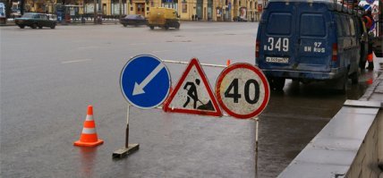 Работодатель и работник при работах на прилегающих территориях и стоянках обязаны устанавливать какие-либо предупреждающие знаки. Это всё-таки место, где может проехать транспорт, а значит должны быть знаки или ограждения. 
Работодатель и работник при работах на прилегающих территориях и стоянках обязаны устанавливать какие-либо предупреждающие знаки. Это всё-таки место, где может проехать транспорт, а значит должны быть знаки или ограждения. 
Даже дворники, которые выходят на обочину проезжей части, дабы вымести мусор, и то выставляют знак.