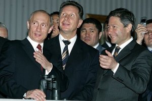 Рейман, так он же дружок сказочного ещё по Питеру, и министром у него был. Вместе делишки  творили.  Ждём, когда сказочный его орденом "за взятие миллиарда" наградит.

Рейман крайний справа.