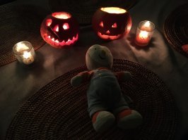 Сегодня у дочи в садике дали игрушку и задание , как она проведет Хэллоуин и выходные в горах :) Ну папа и сделал первые фотки :) Воспиталки в садике и так офигевают от моих идей и подделок так еще и такие фотки :)) . Кстати когда сыну такое давали лет 7 назад его тоби и пиво с мной пил и шашлыки жарил и на рыбалке посидел  :) мне тогда воспитала сказала что эта игрушка лучше выходные провела чем она :)