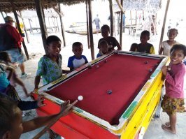 Работаю на Мадагаскаре, болтаюсь по маленьким деревушкам. Нищета страшная, но люди не голодные.Слово телевизор, многие даже не понимают значения. Практически во всех деревнях отсутствует электричество, не говоря о медицине. Но школы, есть почти везде. Реакция местной ребятни на появление белого достаточно бурная: О!!! БЕЛОЖОПЫЙ ПРИЕХАЛ!!! АТАС ЗЫРИТЬ!!!
Одно из лучших развлечений, это когда я снимаю ребятишек на смартфон, а потом показываю им видео. Реакция , не сравнить ни с чем. И главное, все время улыбаются. 
Другой мир.