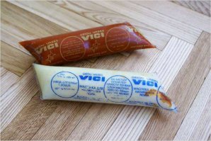 У нас в школе была в ходу игра, которую я больше нигде не встречал.Называлась "мастички". Главным атрибутом были ластики, которые обтягивались клеенкой или целлофаном. Лучше всего подходил целлофан от упаковок мастики для паркета,как на картинке.От того и название пошло. В то время паркет был в очень многих квартирах, он натирался мастикой и полировался полотером. Ластики, обтянутые таким образом, идеально скользили по полам школьных коридоров. А сутью игры-было подобие кёрлинга. Выбить чужой ластик из круга, чтобы свой остался в кругу. Очень азартная штука. Кто-нибудь играл в такое?