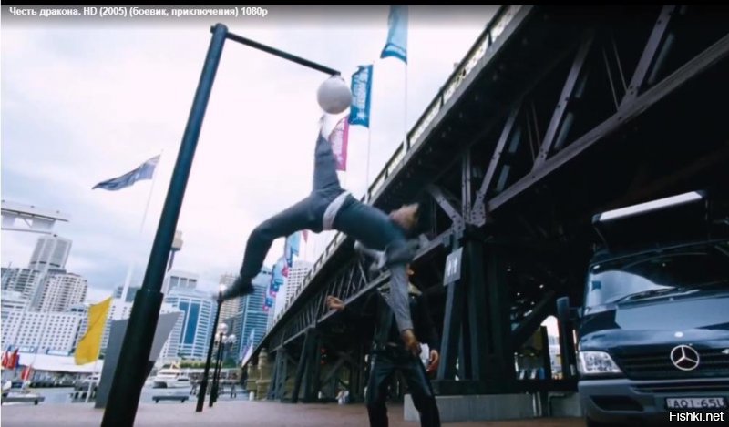 "Брюс мог подпрыгнуть на 2.5 метра из положения стоя"
Тони Джа тоже неплохо прыгает. Вот кадр из фильма «Честь дракона».