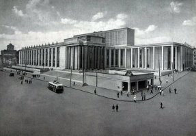А в данном случае, это похоже, проектный рисунок, а не фото... Поправьте, если ошибаюсь.
На сколько знаю крытые вестибюли у Библиотеки им.Ленина из метро так и не реализовались