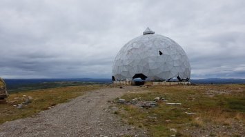 Шарик этот (на самом деле радиопрозрачный купол, накрывавший антенны станции тропосферной связи) сейчас уже полностью демонтирован. А ведь еще относительно недавно работала она, и лупила с такой силой что даже навигаторы ЖПС на этом перевале перед Титовкой отказывались работать...