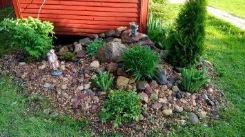 Супруга вот такую горку на даче сделала, не шедевр конечно, но потрачено на неё было 0 руб. 0 коп.