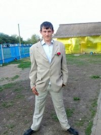 Нормальный парень.
Нормально одет
Наш деревенский.
я сам так выгляжу раз в 5 лет ( когда жена заставляет костюм одеть)
единственно -цветочек лишний