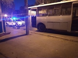 У нас в Самаре их пересадили с маршруток на муниципальный общественный транспорт, потому что общественный транспорт теперь принадлежит местной ФПГ (которая, кстати, еще и кладбища курирует). Такого количества аварий с автобусами давно припомнить не могу. Доходит до чего-то совершенно невообразимого. Например, женщина выходила из автобуса, водитель тронулся, и ее намотало на колесо! Кучка тряпья на фото - это пассажирка того самого самарского автобуса