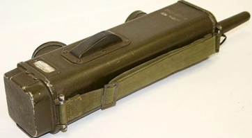 Первый раз про такое слышу. Больше на выдумку похоже. 

А если уж про портативность говорить, то у пиндосов все же круче было тогда.

Носимая радиостанция BC-611- F
Радиостанция (радиотелефон) выпускалась компанией «Galvin Manufacturing Corp» с 1941 г. и входила в комплект «SCR-536». Портативная станция предназначалась для голосовой связи на одной частоте из 50 фиксированных. Она была построена на 5 миниатюрных радиолампах и могла управляться с помощью одной руки (Walkie-Talkie). Радиостанция выпускалась в трех вариантах: «ВС-611-А», «ВС-611-В» и «BC-611-F» (с 1944 г.). Она имела раздвижную телескопическую антенну длиной 945 мм и сухие батареи, которые размещались внутри корпуса и позволяли ей нормально работать на протяжении дня. Станция включалась путем выдвижения антенны, выключалась – обратным путем. К концу войны было выпущено 130 тысяч станций. ТТХ радиостанции: чувствительность приемника – от 3 до 5 мкВ; диапазон частот – 3.5   6 МГц; виды модуляции – ТЛФ; выходная мощность – 0,35 Вт; дальность связи – 1,6 км; питание   сухие батареи ВА-37 (1,5 В) и ВА-38 (103,5 В); размеры – 92х400х136 мм; масса с батареями – 2,5 кг.