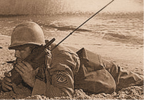 Первый раз про такое слышу. Больше на выдумку похоже. 

А если уж про портативность говорить, то у пиндосов все же круче было тогда.

Носимая радиостанция BC-611- F
Радиостанция (радиотелефон) выпускалась компанией «Galvin Manufacturing Corp» с 1941 г. и входила в комплект «SCR-536». Портативная станция предназначалась для голосовой связи на одной частоте из 50 фиксированных. Она была построена на 5 миниатюрных радиолампах и могла управляться с помощью одной руки (Walkie-Talkie). Радиостанция выпускалась в трех вариантах: «ВС-611-А», «ВС-611-В» и «BC-611-F» (с 1944 г.). Она имела раздвижную телескопическую антенну длиной 945 мм и сухие батареи, которые размещались внутри корпуса и позволяли ей нормально работать на протяжении дня. Станция включалась путем выдвижения антенны, выключалась – обратным путем. К концу войны было выпущено 130 тысяч станций. ТТХ радиостанции: чувствительность приемника – от 3 до 5 мкВ; диапазон частот – 3.5   6 МГц; виды модуляции – ТЛФ; выходная мощность – 0,35 Вт; дальность связи – 1,6 км; питание   сухие батареи ВА-37 (1,5 В) и ВА-38 (103,5 В); размеры – 92х400х136 мм; масса с батареями – 2,5 кг.