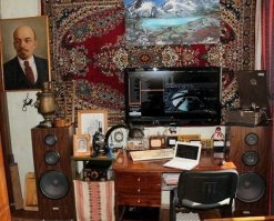 Ковер это да. НО- тут есть вещи и интереснее- портрет Ленина, самовар, счеты, микроскоп, патефон, рубель, корыто деревянное, кружка тоже вероятно деревянная.
В общем то тут не хватает медведя, балалайки и водки. Ну и циган.