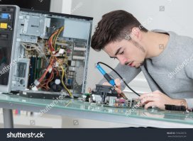 Эээ! Я не понял! А где люди держащие паяльник за жало? где жизнерадостные "инженеры" тыкающие тестерами в сокеты материнской платы?

PS. Мне одному кажется что строитель вовсе не строитель, а киллер?