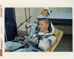 Не надо фантазировать, всё уже полвека как проверено и перепроверено. Достаточно не заниматься фальсификациями, вроде "мочи, летающей по кабине":
По программе "Gemini" полёты продолжались 2-3 суток, за исключением Gemini-7, который летал почти 14 суток. Не ради рекорда, а чтобы проверить, как человек перенесёт двухнедельную неподвижность. Плохо перенёс, по прибытии на авианосец Борман и Ловелл с трудом прогулялись перед журналистами и потом долго отлёживались в у врачей. Поэтому для лунной программы были сделаны достаточно просторные Апполоны. (Не такие уж Gemini были тесные, кстати).
Джемини был сделан из титана и бериллия. Напомните, когда Союз получил титановый корпус?

В общем, учите матчасть, а то так и будете дуриком скакать.