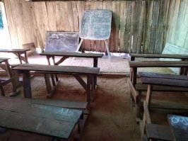 По поводу футбола. Ребятишки играют вот такими мячиками. Привез нормальный, детский мячик. Старший сразу утащил его к себе. Потом объяснил, что у одного пацаненка скоро будет день рождения, вот ему и подарят. Все равно играют все вместе. 
не удержался, добавляю еще пару фото. Девочке 11 лет. В поле работают всей семьей. Вспомнил себя у бабушки в деревне, с лопатой и мешком картохи на посадке. Как же я ненавидел эту трудотерапию. Тут (на Мадагаскаре) работают всей семьей, у каждого свои обязанности. Работая поют, и улыбаются. "дикие" люди. Понимаю, что нам "беложопым", очень многому есть чему поучиться у аборигенов.