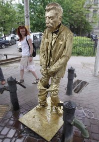 Мальчика уберут, поставят писающего дядю