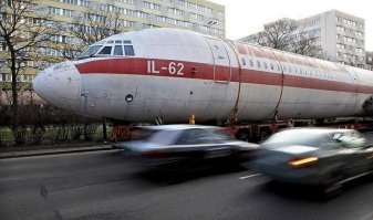 скажите уже им шо это нормально для нормальной страны.
в Аугсбурге чувак вообще решил приземлиться во дворе, нахер ему эти аэропорты, если жена леберкез приготовила...
русские самолеты в Ляйпциге вообще по улицам ездят как автобусы))