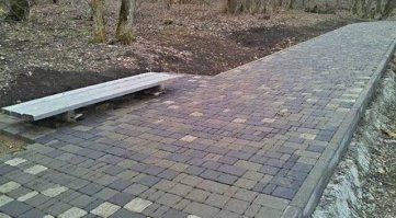 "Чёткая" лавочка для гопарей  Если сидеть на корточках, то как раз жопу пристроить:)