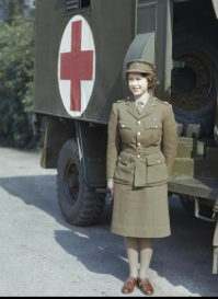 Третье фото откровенная вранина! Рузвель т умер 12 апреля 1945 года будучи очень больным и не способным передвигаться без кресла. Это фото сделано много раньше, наверное годах в 30-х.  Вот что пишут официальные источники: "В июне 1939 года королевская чета совершила тур по Канаде от побережья до побережья и обратно, и посетила Соединённые Штаты, проведя время с президентом Рузвель том в Белом доме и его поместье в долине Гудзона" Чета королевская была мамой и папой упомянутой в посте Елизаветы. На тот момент Елизавете было всего 13 лет и она никак не могла быть вон той заметной дамой в белом! Это её мама Елизаве  та Бо  уз-Ла йон!
 Долгое время Елизавета считалась "предполагаемым наследником" И естественно в столь юные годы никак не могла встречаться официально с первым лицом другого государства, да и выглядела она иначе. Прежде чем постить, надо проверять информацию. Вот официальный портрет матери Елизаветы второй примерно этих годов. А второй скин показывает Елизавету II  в апреле 1945 года, ей 19 лет. Разница очевидна. А высокая дама рядом с матерью королевы-это жена Рузвель та.