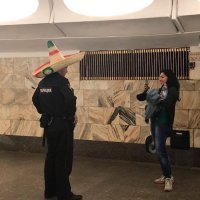 Я молодая девушка. Два года назад на меня напали и ограбили, с тех пор боюсь ходить одна и особенно ночью. И я нашла решение проблемы   купила правдоподобный костюм полицейского. Пиджак и шляпу всегда ношу с собой и, когда надо идти в темноте, надеваю. Ни разу ко мне никто не подошел, а даже наоборот, люди как-то стороной обходят. Видимо, есть что скрывать) 

Шляпа! Видимо вот такая. ПРямо сразу представила ))))

И по этой истории вопрос! Дочери 7 лет!!!!!!! Почему она тупа как пробка?? В 7 лет, дети в школу ходят и не тупят так!

В очередной раз пришла уставшая с работы, помыла голову и сразу свалилась на кровать. Засыпая, чувствую, будто кто-то по голове стучит. Поворачиваюсь, а там моя семилетняя дочь смотрит на меня и улыбается. Сначала я не поняла, потом до меня дошло, что все это время она стояла и расчесывала мои волосы ёршиком для чистки унитаза! Пришлось снова голову мыть.