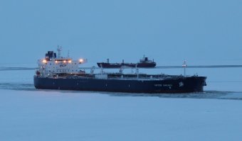Сколько ? 30 метров ?
Читай внимательно про маршрут Бакаева , 2013-ый год , СМП .

Сам ходил в этот год , за навигацию сделали две ходки с востока на запад .
Вот и фото . Одно из блога Д.Лобусова , одно мое , сделаны с разных судов в одно и тоже время 
Это происходит смена ледового лоцмана ...