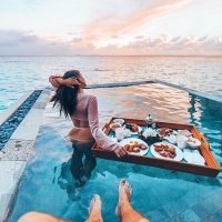 Такие фотки эскортницы постят.Тогда уж и постите,что и у кого вам отсосать пришлось,так сказать: было - встало!