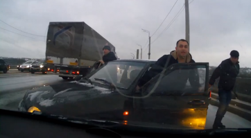 на заднем плане загадочно проплыл камаз