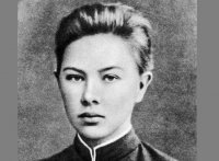 Ди Каприо  понятно. А эта обезьянка рядом с ним причём?
Крупская в молодости вовсе недурна собой была.

Как правильно заметили - Йохансен как-раз была бы подходящей кандидатурой.